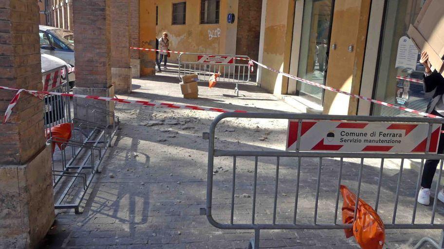 Si stacca pezzo di cornicione