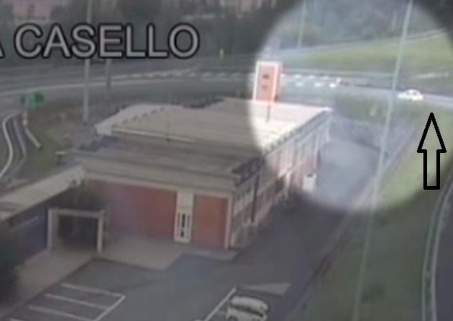 In autostrada contromano fa inversione a U