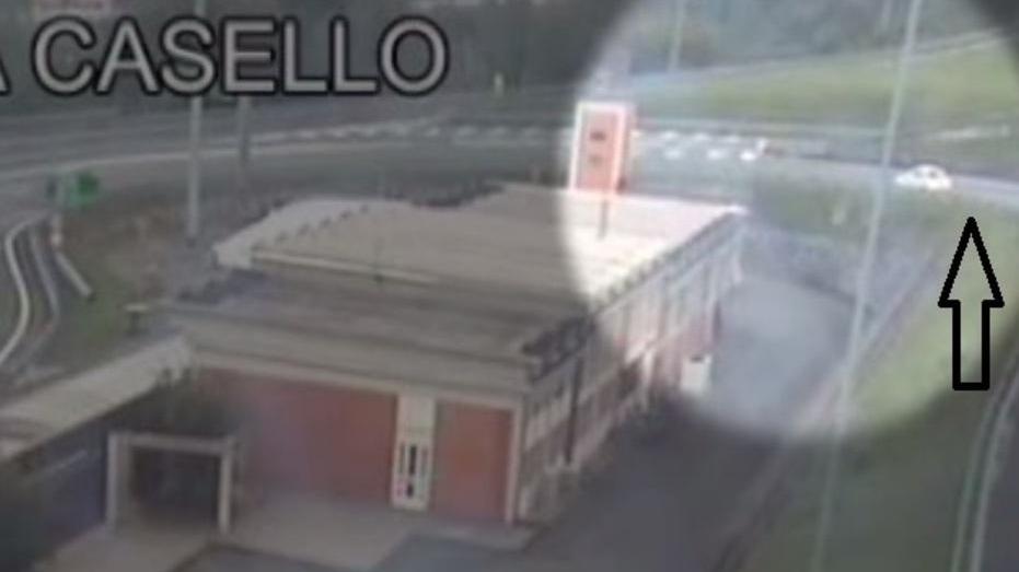 In autostrada contromano fa inversione a U