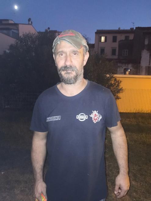 Crocchette e pane in mezzo all’erba: ipotesi esca avvelenata per cani