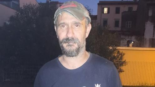 Crocchette e pane in mezzo all’erba: ipotesi esca avvelenata per cani