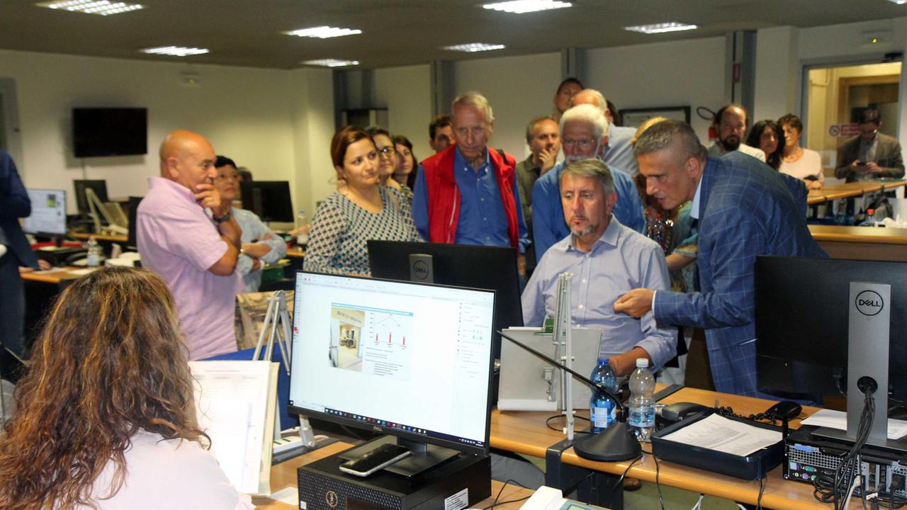 Lettori in redazione per l'appuntamento mensile con il Caffè del direttore