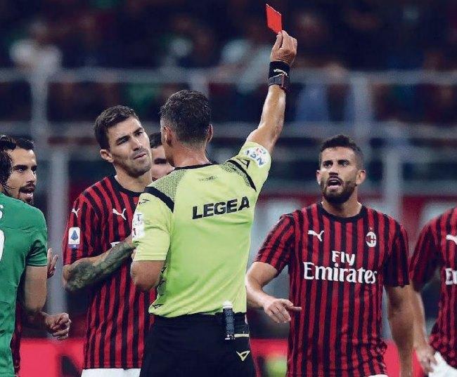Dischetto facile, gli arbitri non perdonano: penalty in crescita del 30% per i falli di mano 