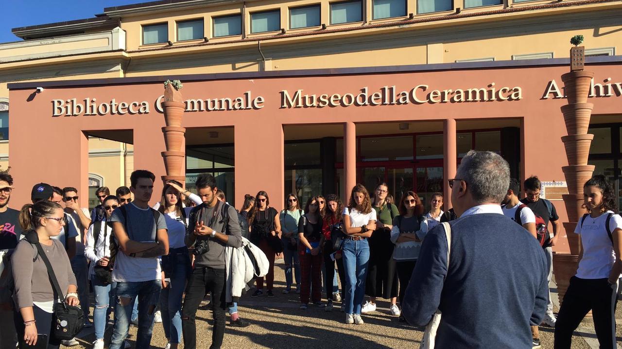 Gli studenti della Scuola di Architettura di Firenze che lavoreranno al corso di Laboratorio di Progettazione dell’Architettura III su Montelupo Fiorentino durante alcuni sopralluoghi