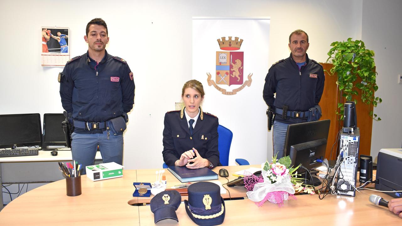 Il commissario capo Veronica De Mico spiega l’accaduto (foto Gori)
