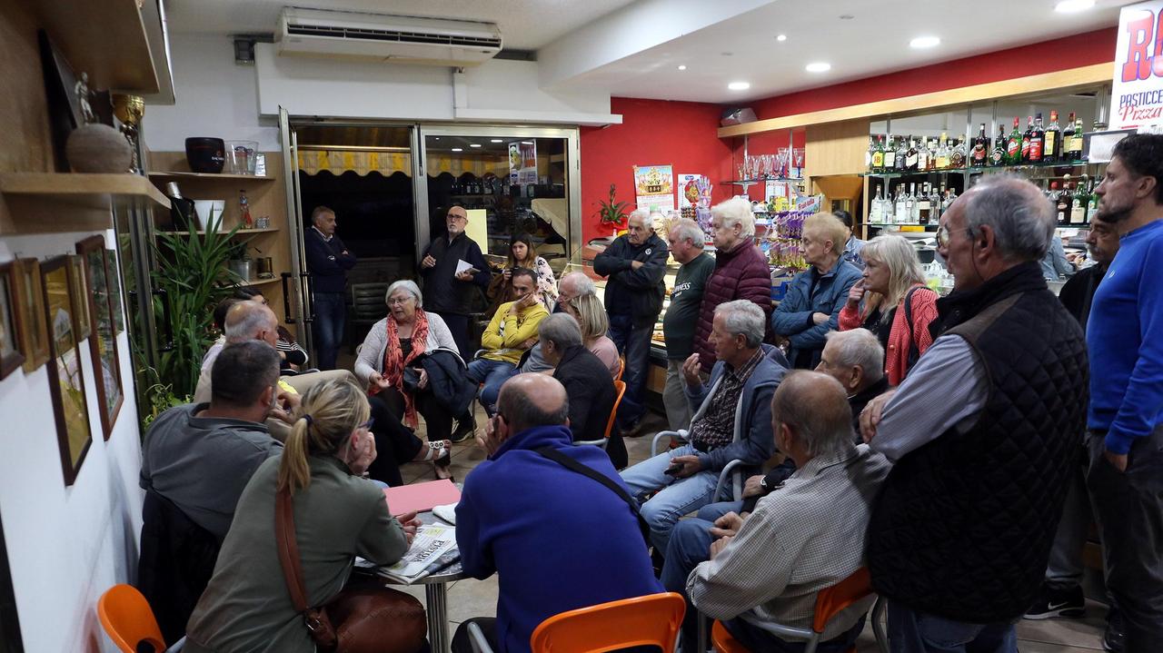 Volti tirati e discussione serrata all’interno del bar dove negozianti e residenti di via del Salsero si sono dati appuntamento per mettere a punto le iniziative contro il senso unico. (Foto Nucci)