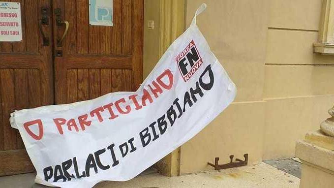 “O partigiano parlaci di Bibbiano”, ma Forza Nuova fa il blitz... a Scandiano