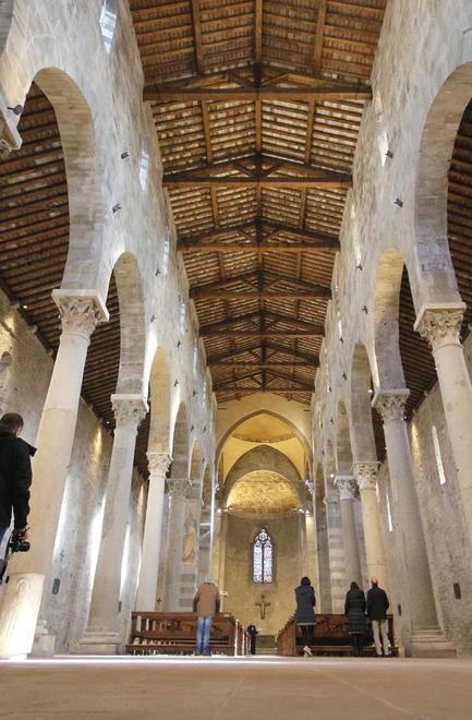 L'interno della chiesa