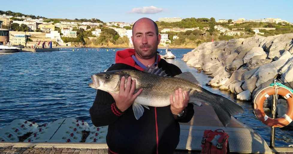 Alla lenza una spigola di 6 Kg