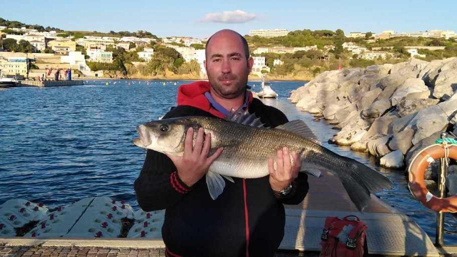 Alla lenza una spigola di 6 Kg