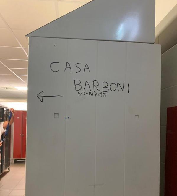 Esasperati, i dipendenti rafforzano con lucchetti