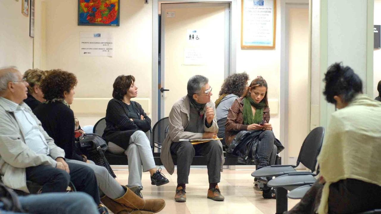 Striptease e effusioni spinte al pronto soccorso, coppia denunciata
