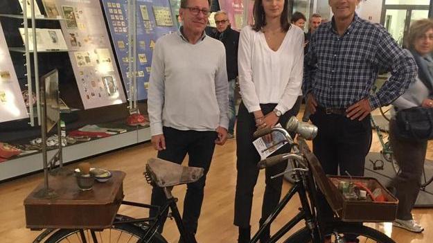 Figurine, foto e cimeli “Bici davvero!” celebra un simbolo di libertà