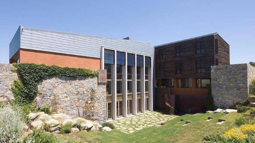 Tradizione e modernità nel monastero: ecco Siloe, perla tra montagna e mare