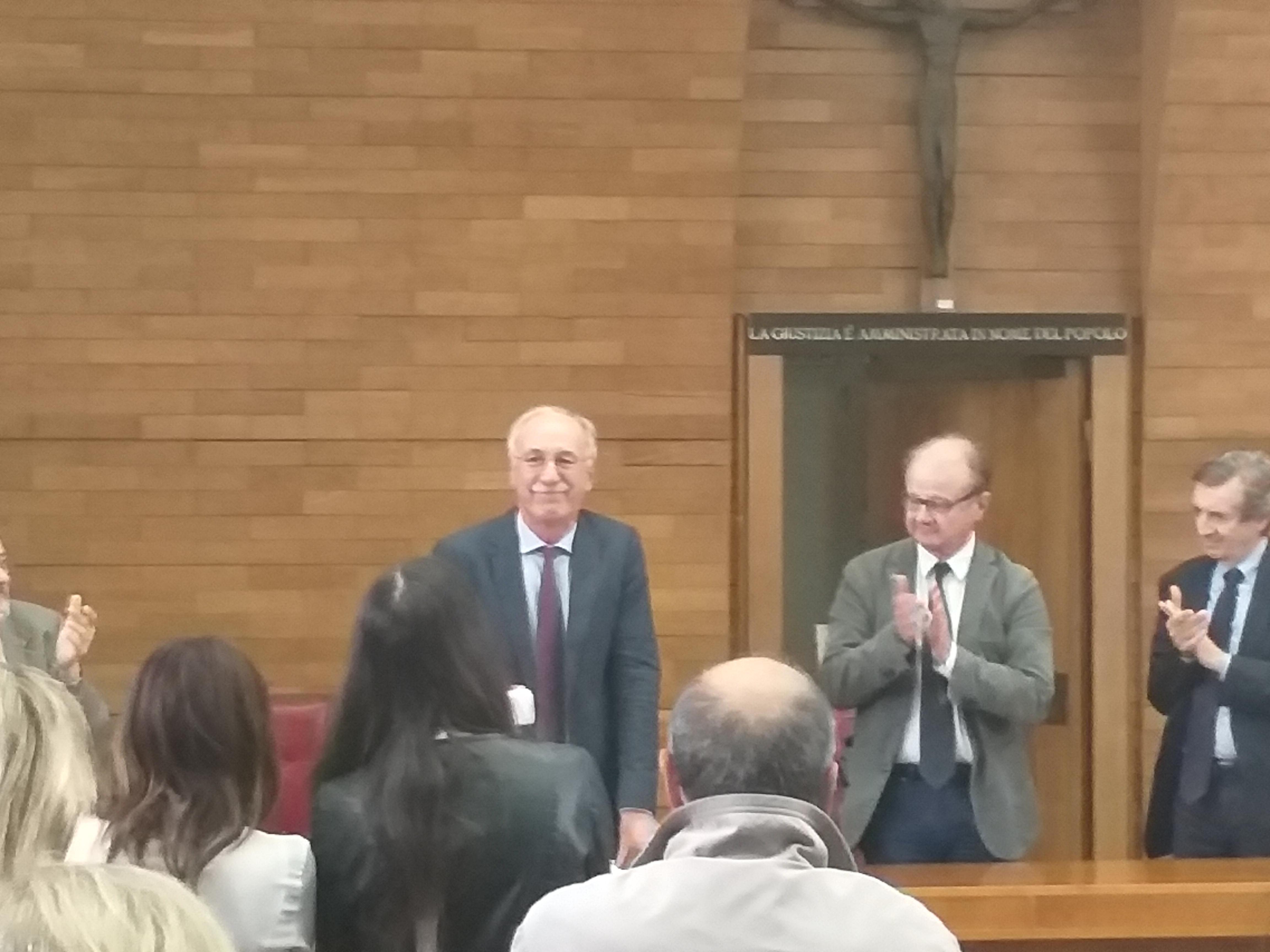 A sinistra il giudice Luca Salutini durante il saluto per il suo pensionamento