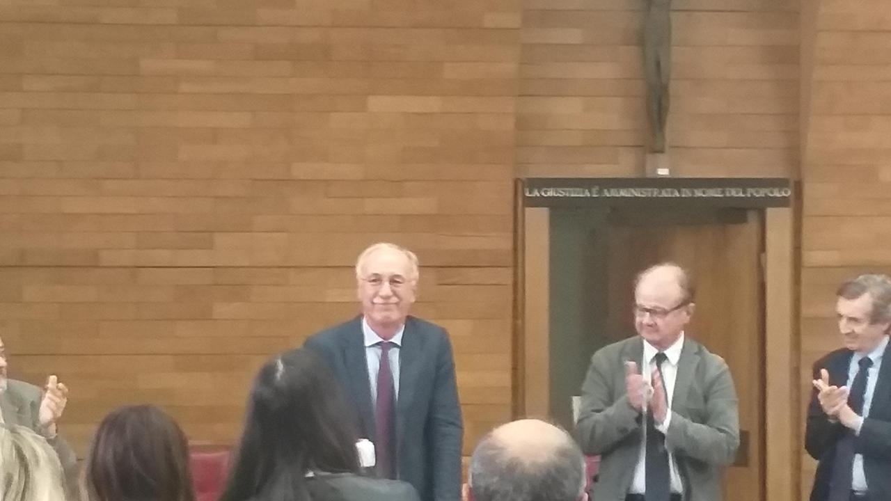 A sinistra il giudice Luca Salutini durante il saluto per il suo pensionamento