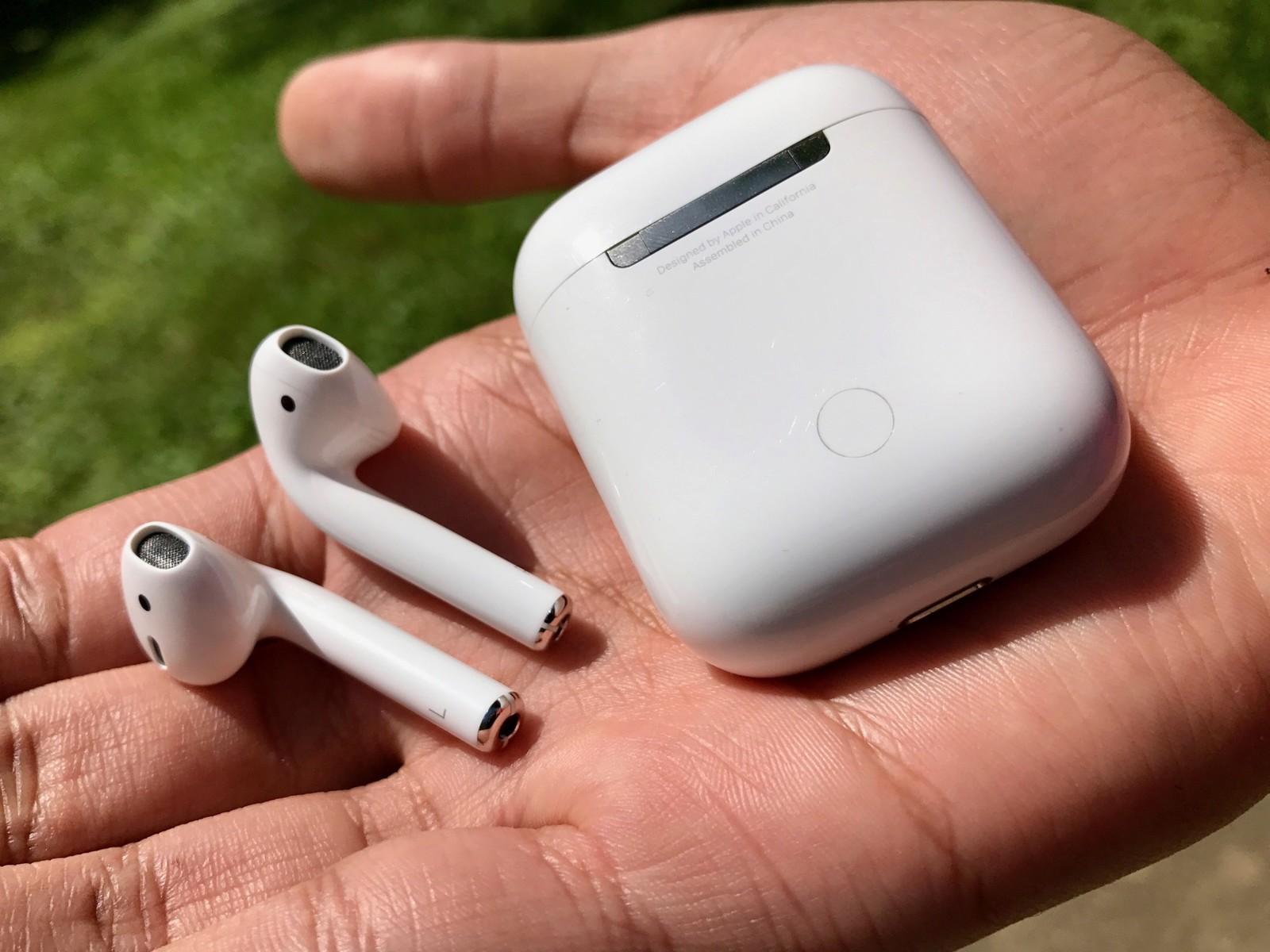 Reggio Emilia, gli ruba le cuffiette AirPods e tenta un'estorsione: all'incontro si presenta la polizia 