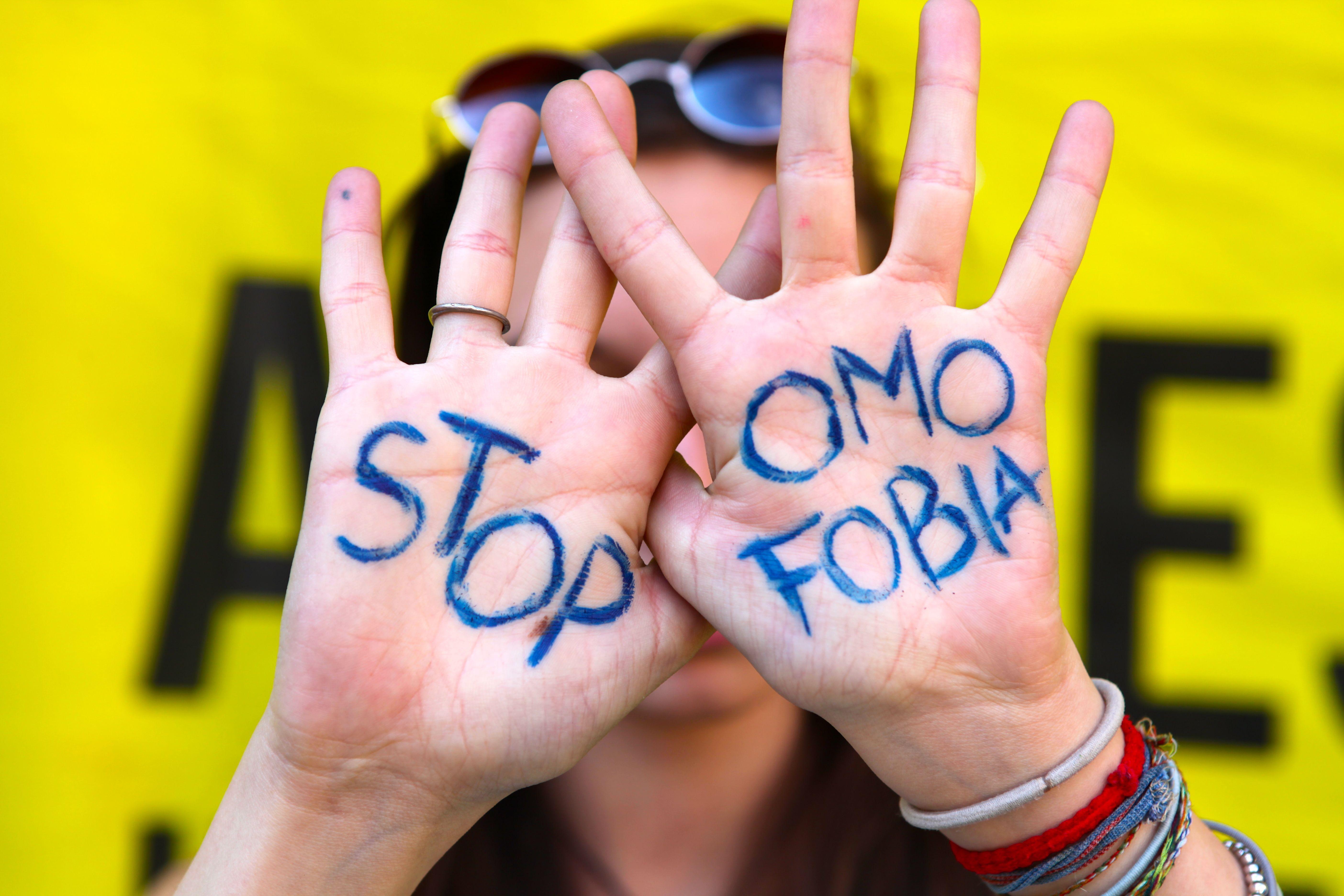 "Frocio di m...". "Sì, problemi?". Pestato in centro a Firenze 