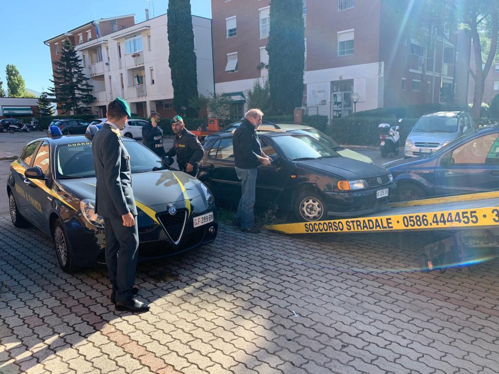 Maxi sequestro di auto e motorini abbandonati alla Scopaia