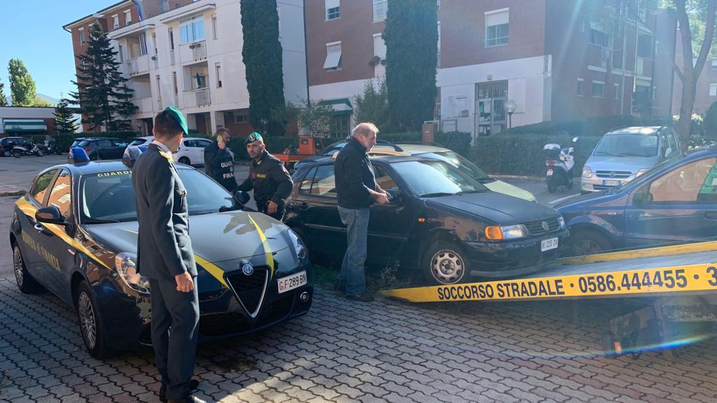 Maxi sequestro di auto e motorini abbandonati alla Scopaia