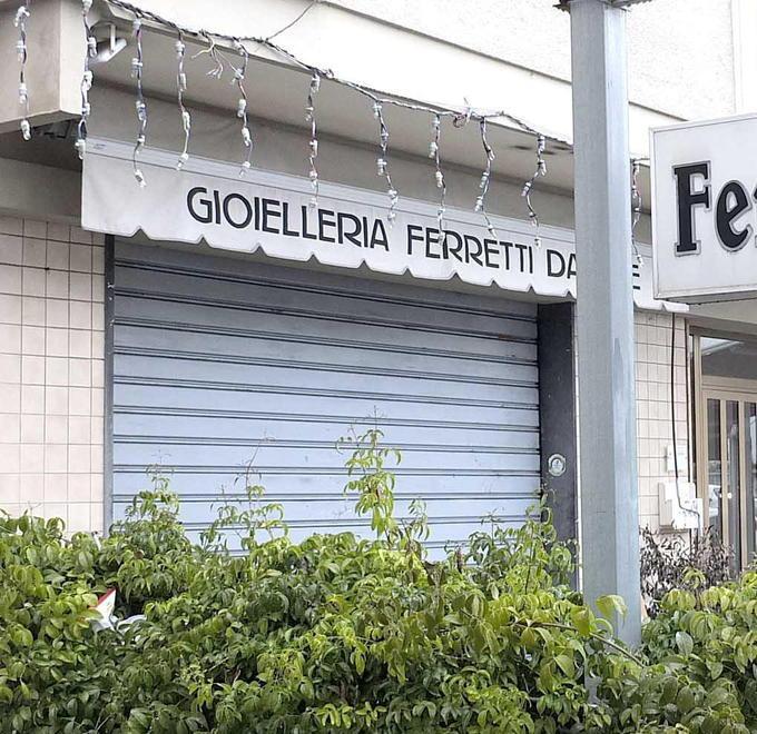 Il fondo di via Battelli che ospitava la gioielleria