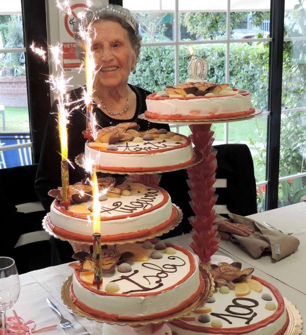 Nonna Isola festeggia 100 anni con una torta di cinque piani