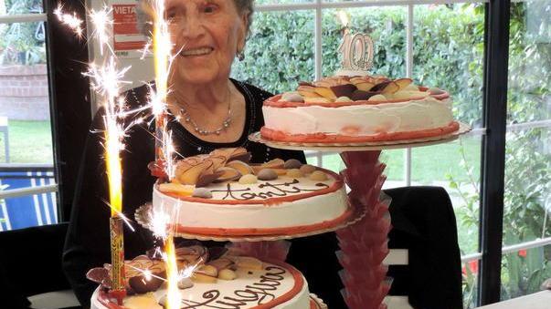 Nonna Isola festeggia 100 anni con una torta di cinque piani