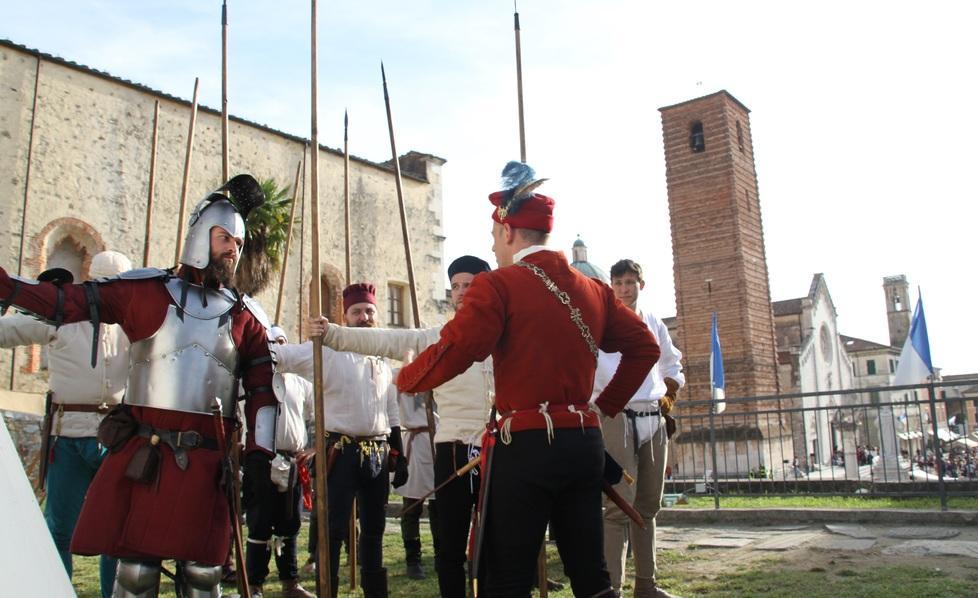 Centinaia di foto in gara per #Pietrasantamedievale 