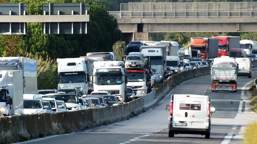 Tragedia in galleria, muore motociclista nello schianto con un autoarticolato