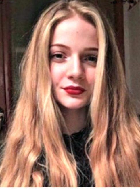 Alessia e l’amore per la mamma: si tatua il nome “Roberta” 