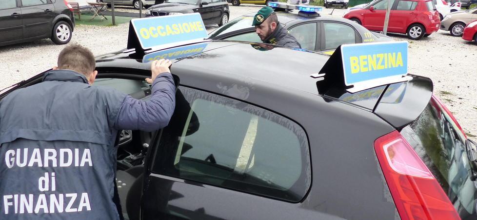 Hanno venduto 1.800 auto sottocosto grazie a un’evasione Iva da 24 milioni 
