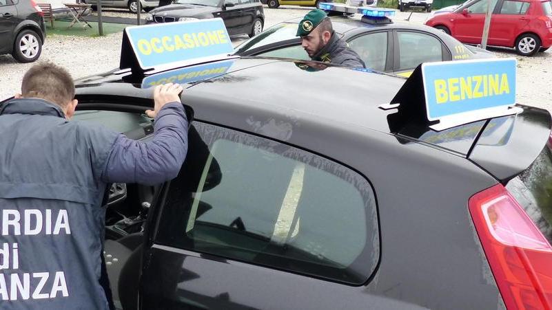 Hanno venduto 1.800 auto sottocosto grazie a un’evasione Iva da 24 milioni