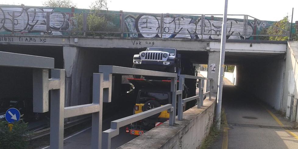 Bisarca resta sotto un ponte