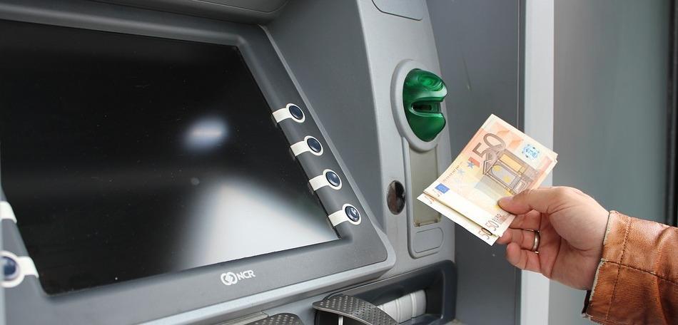 Ruba il bancomat al fratello minore e gli svuota il conto 