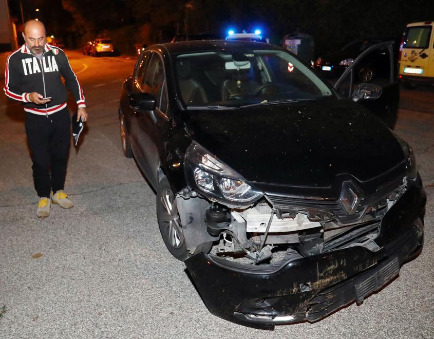 Albero cade sull’auto, paura per padre e figlia