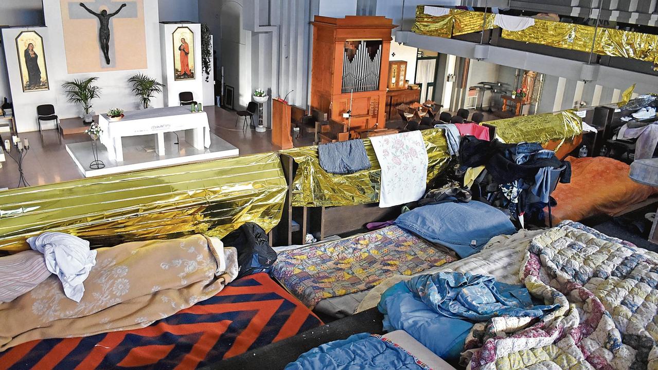 La chiesa è un ostello per migranti. Letti e materassi con “vista altare”