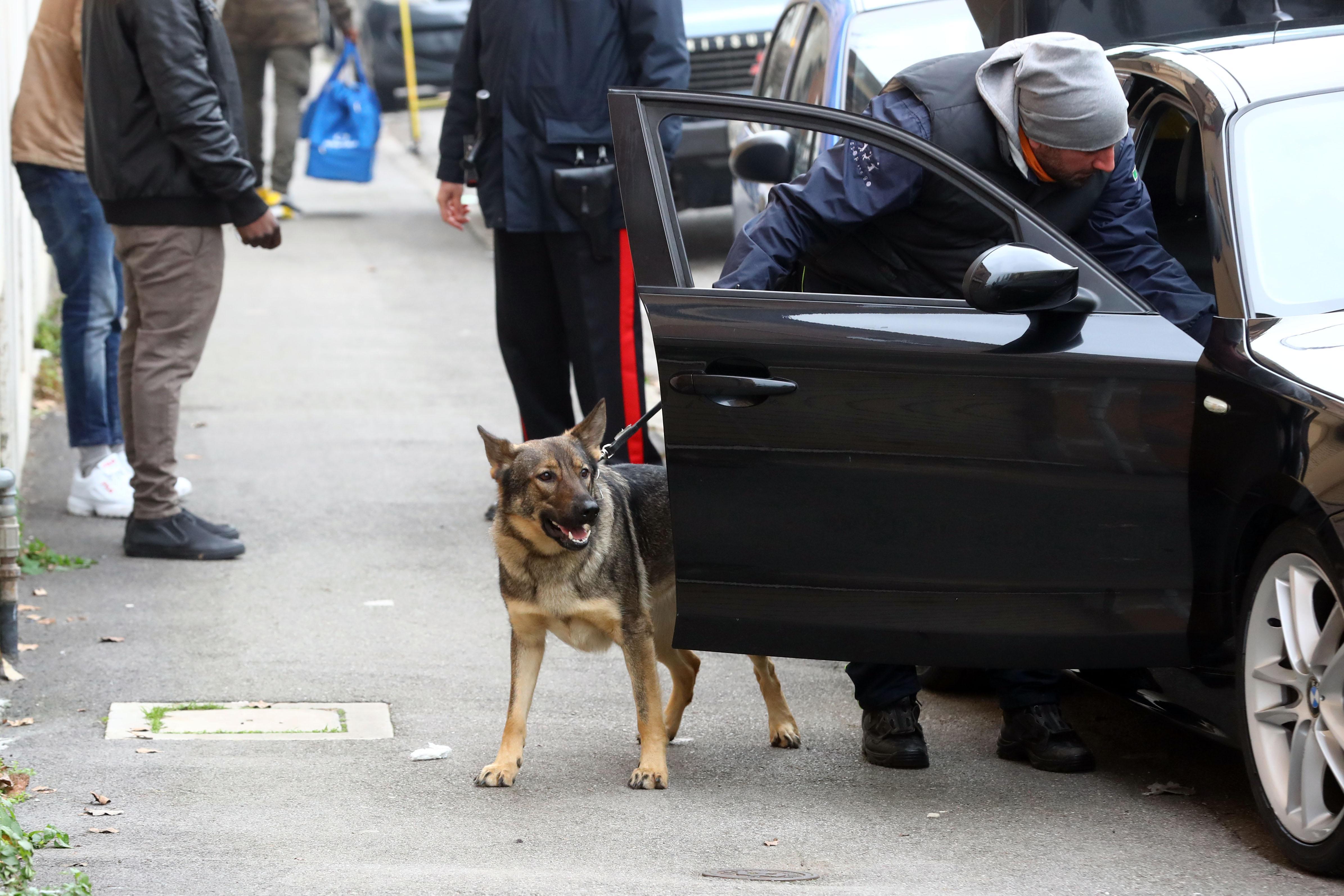 Ingoia undici ovuli di droga davanti ai carabinieri: arrestato