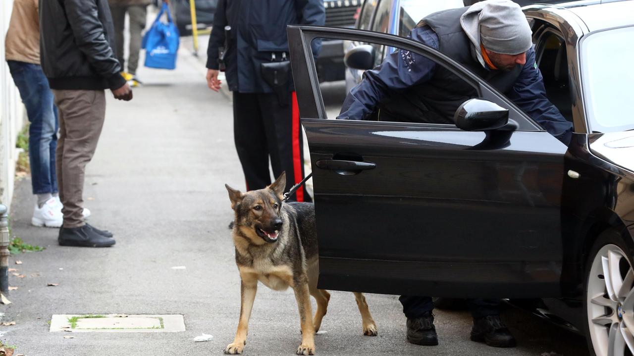 Ingoia undici ovuli di droga davanti ai carabinieri: arrestato