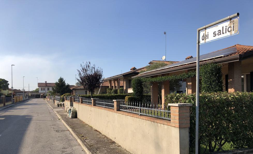 Perde i sensi punta a un dito da una vespa. La salva il marito 