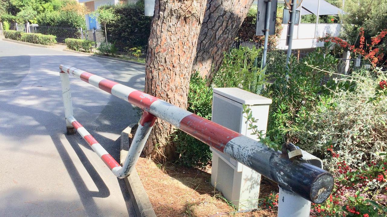 Cede la sbarra e distrugge l’auto, la donna sotto choc: «Potevo morire»