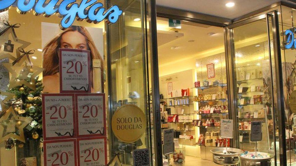 Ruba profumi per 386 euro: arrestato un ventunenne