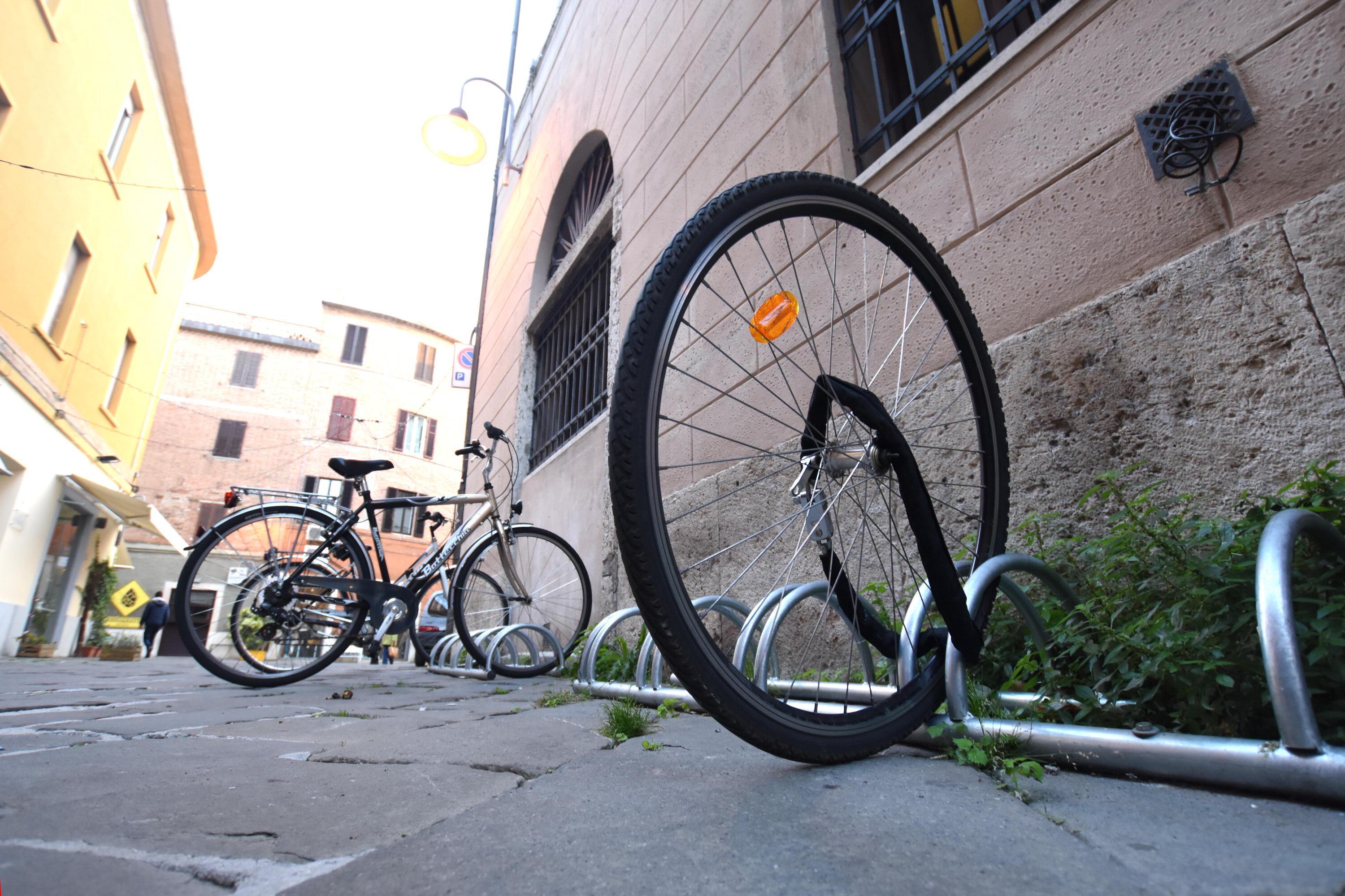 Ladro di biciclette colto in flagrante dai carabinieri in borghese 