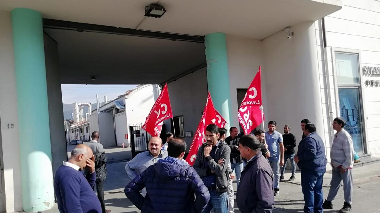 Il nuovo presidio degli operai pakistani davanti alla tintoria Superlativa