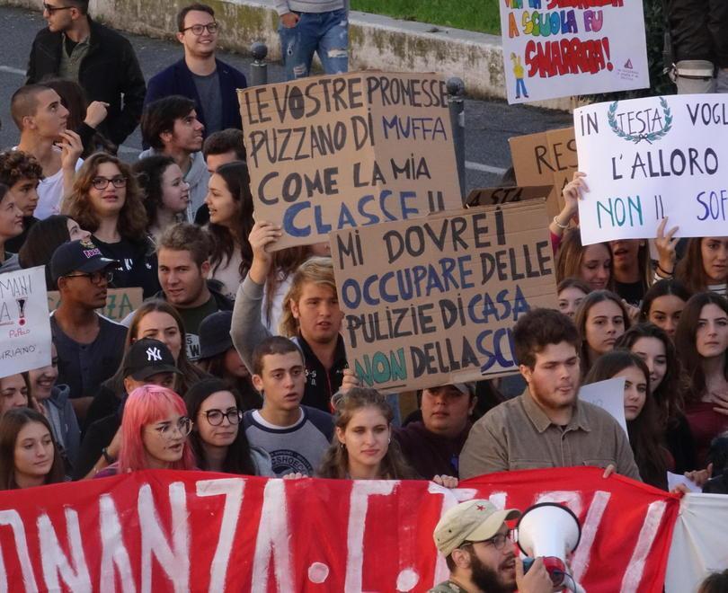 «Il liceo cade a pezzi», studenti in corteo. Il sindaco assicura: vi aiuterò 
