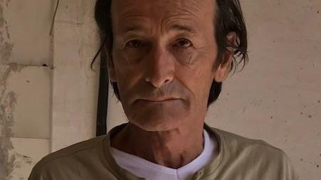 Costretto a vivere da due anni tra tende e ruderi abbandonati