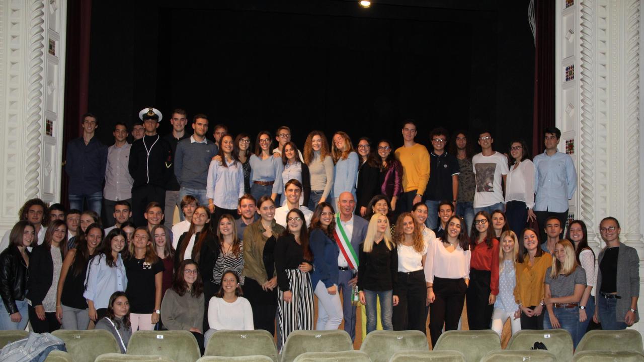 Maturità, gli studenti super-bravi sfilano tra gli applausi della città - I volti