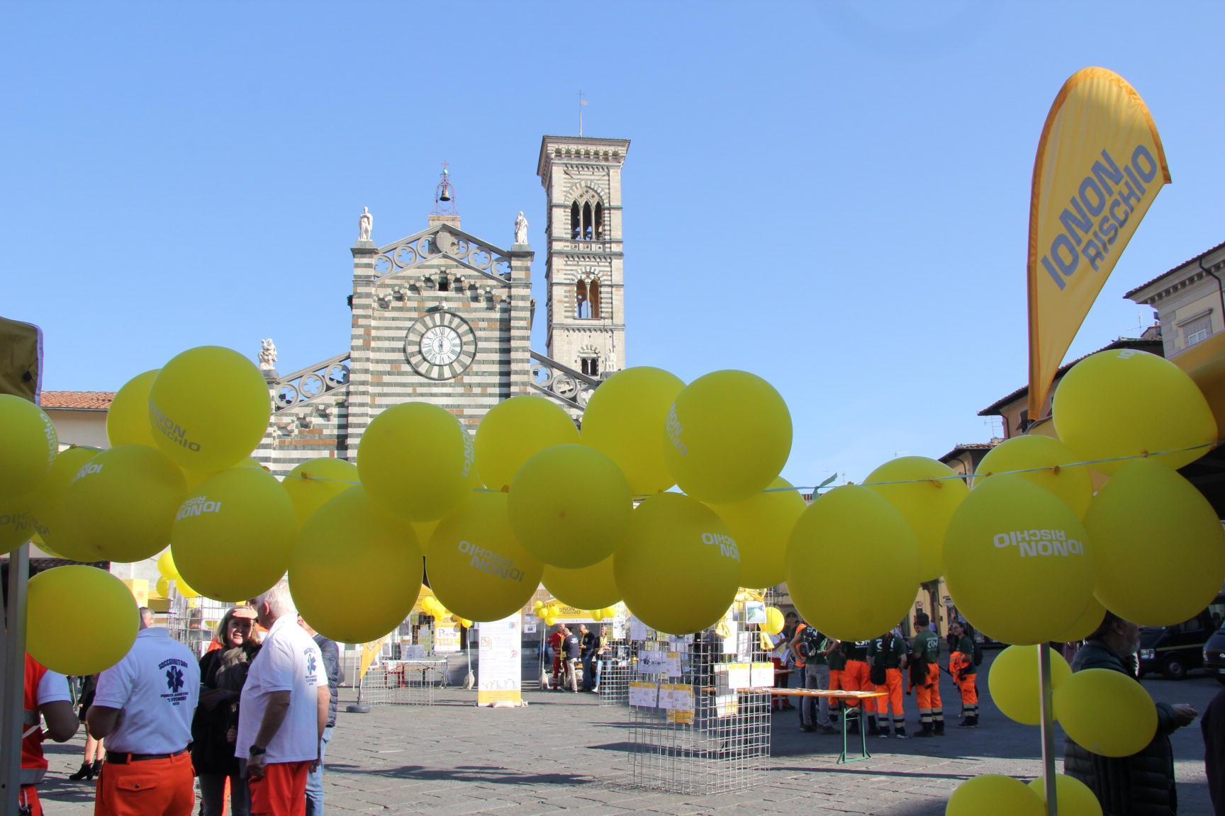 Palloncini gialli per la campagna "Io non rischio" del 2017