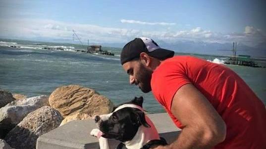 Matteo Riccetti con il suo cane Fudo in un momento di relax a Marina
