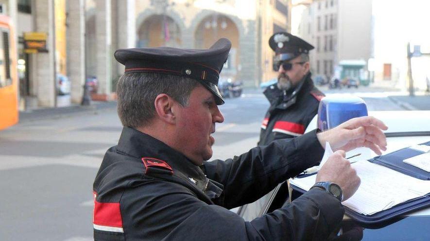 Rubano 90mila euro di gioielli all’orefice mentre sale in auto