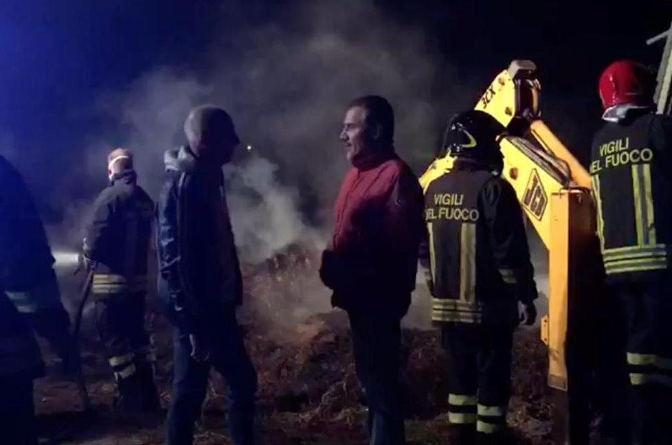 Letame in fiamme a Porcari: tre incendi in meno di 24 ore 